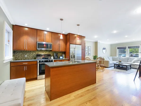 208-210 W 7th St #1, Boston, MA 02127