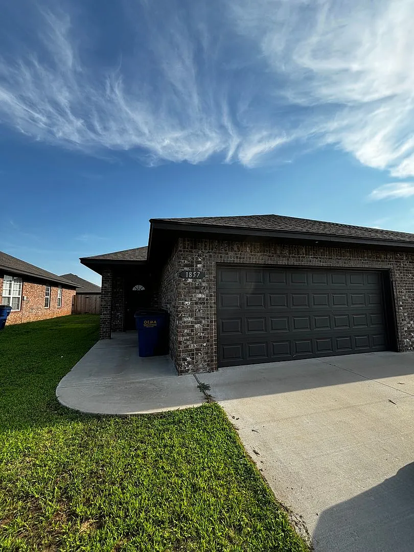 3 br 2 ba duplex with 2 car garage! — Photo 1