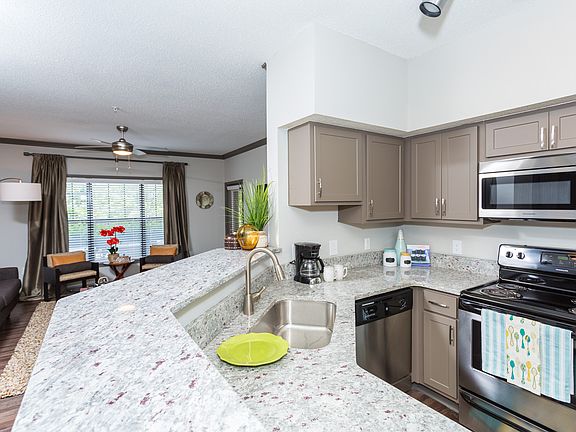 5th image of 701 Highland Ave NE #1420