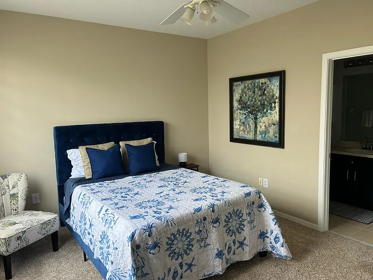 2nd queen bed with full bathroom. tub/shower combo.