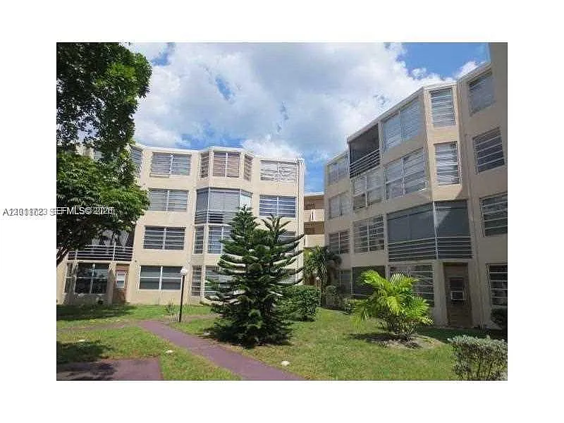Building Photo - 1351 NE 191st St #E311