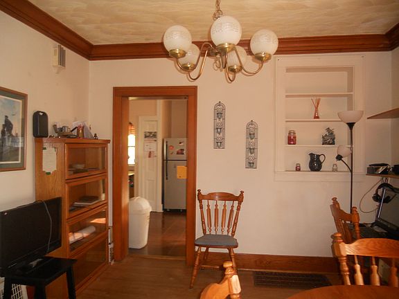 Dining room to kitchen