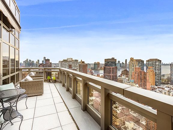4th image of 300 E 55th St #Penthouse B