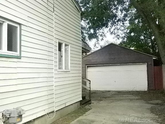 2nd image of 28098 Maple St