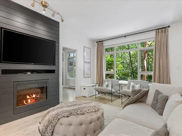 200 Capilano Rd #106, Pt Moody, BC V3H 5N1