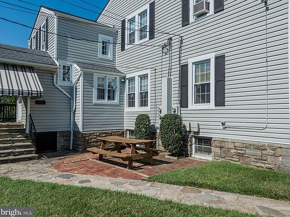 5th image of 2223 Rockwell Ave