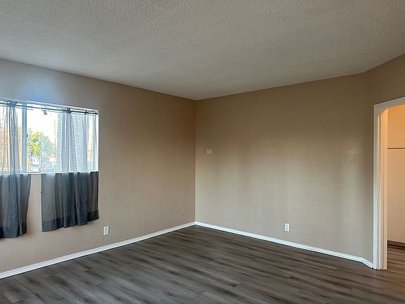 3rd image of 303 N Lincoln St #A