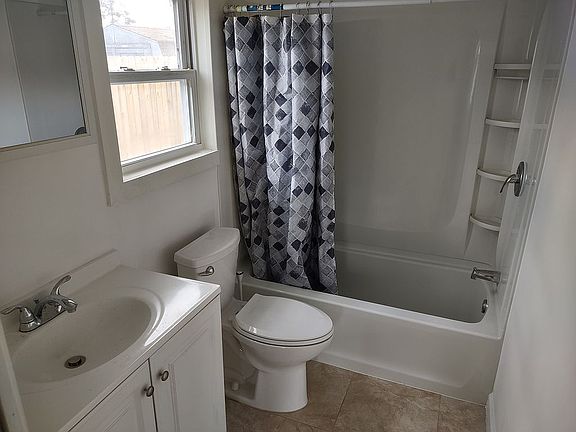 3rd image of 1115 Hollywood Dr