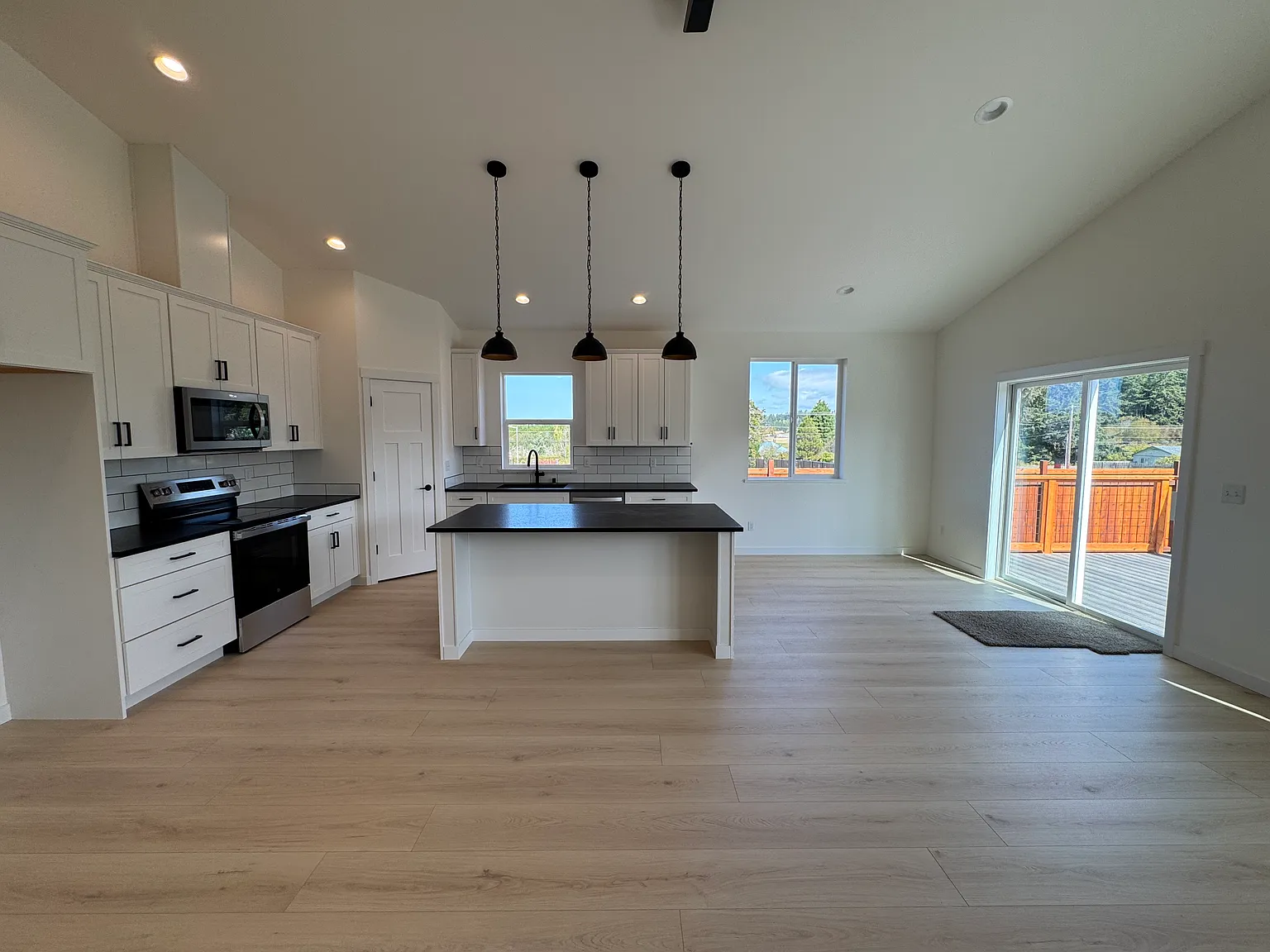 3 bed, 2000 sqft, $3,500 — Photo 3