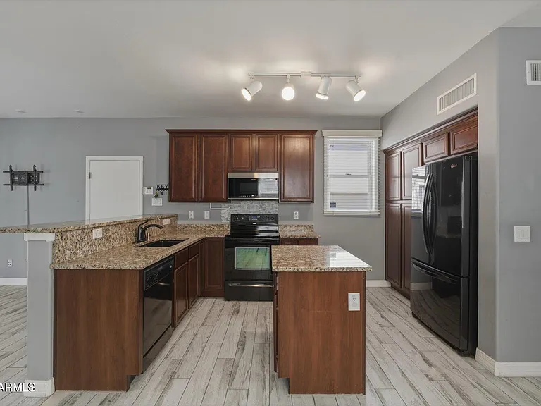2246 E Fraktur Rd — Photo 8