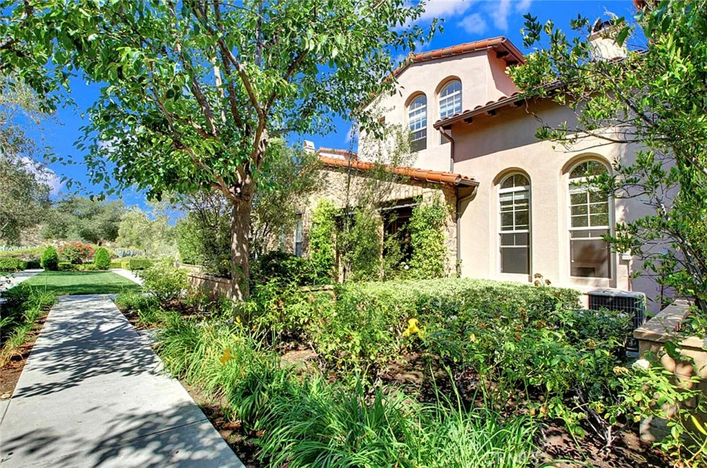 3 bed, 3.5 bath, 2305 sqft, $7,995 — Photo 2