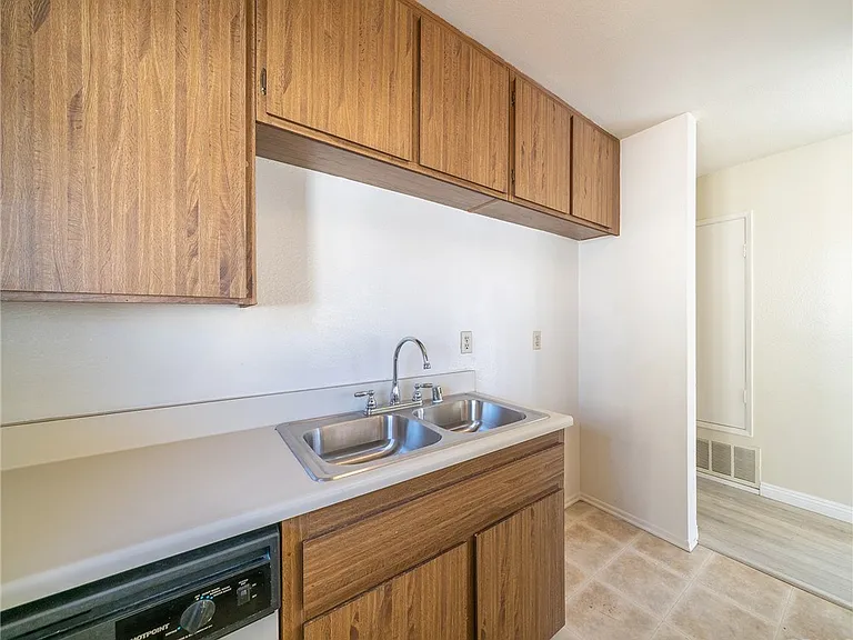 615 Utica Ave #4 — Photo 35