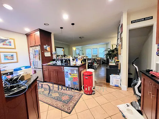 Rented by Dakis Group LLC | media 22