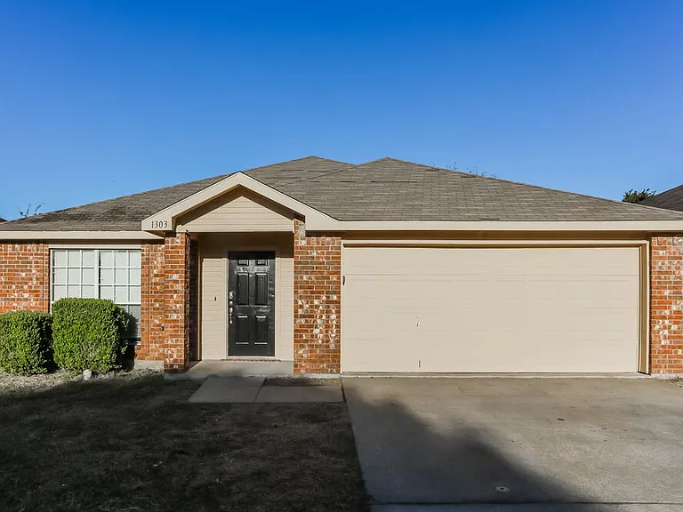 1303 Coronado Ln — Photo 1