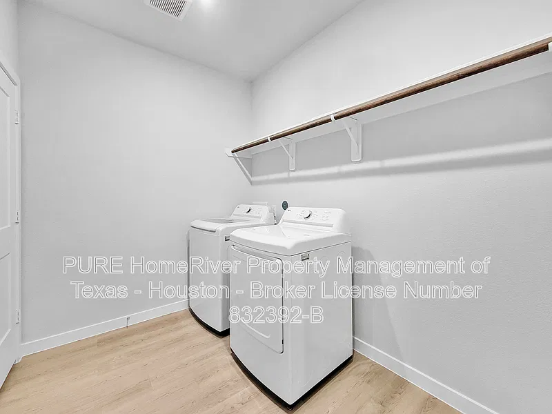4 bed, 2.5 bath, 1994 sqft, $1,995 — Photo 4