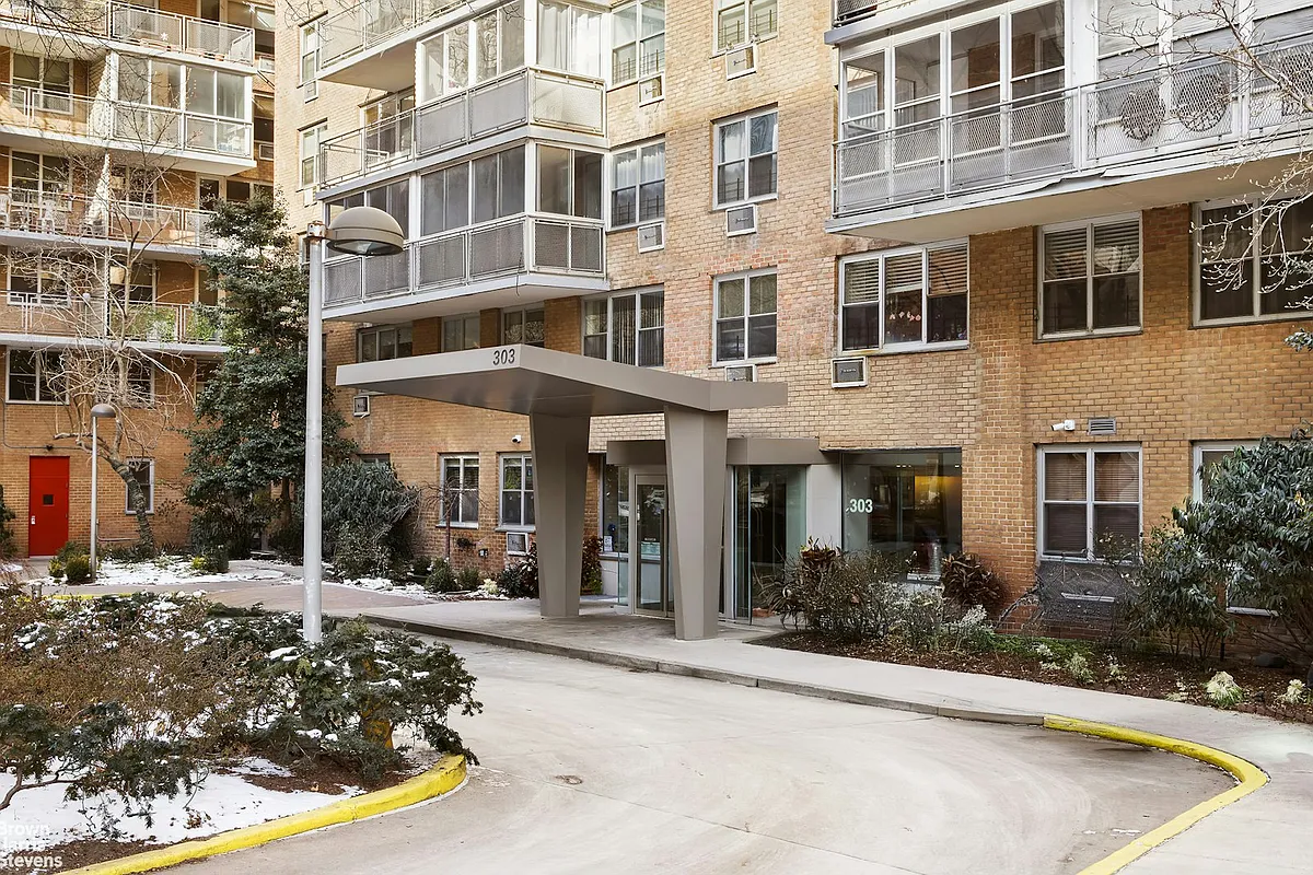 303 West 66th Street #10AW in Lincoln Square, Manhattan | StreetEasy