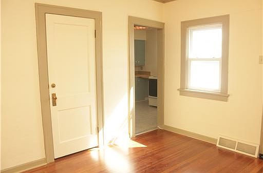 5th image of 414 Parkovash Ave