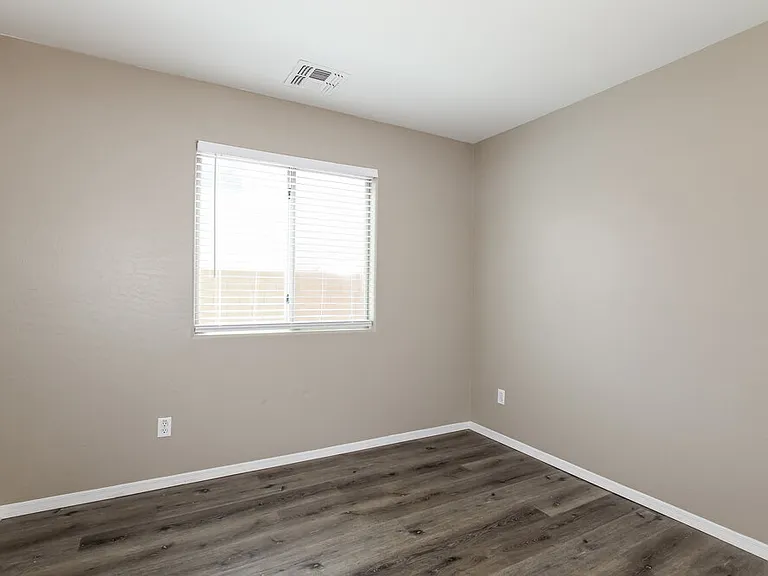 1715 W Saint Catherine Ave — Photo 14