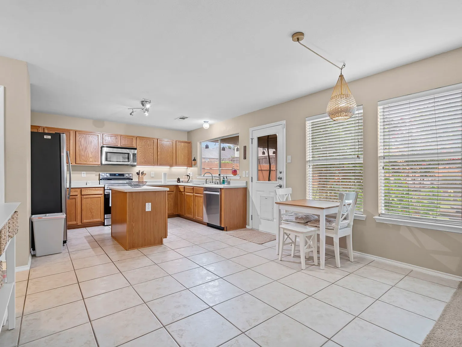 4 bed, 2.5 bath, 2500 sqft, $5,000 — Photo 3