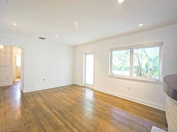 5th image of 1015 NE 117th St