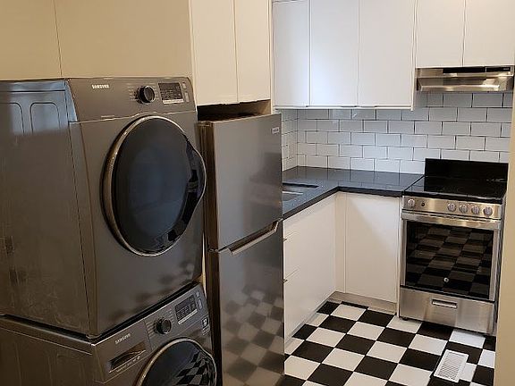 3rd image of 673 Woodbine Ave #2