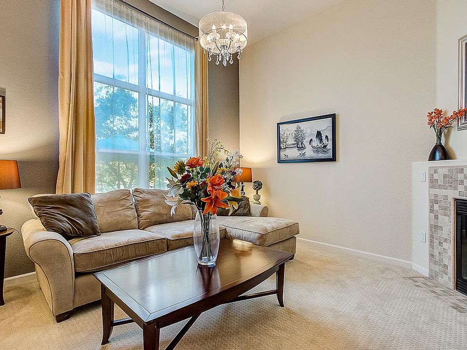 1st image of 33 Esfahan Dr
