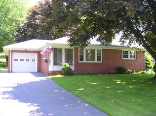 67 Twin Hill Dr, Waynesboro, PA 17268