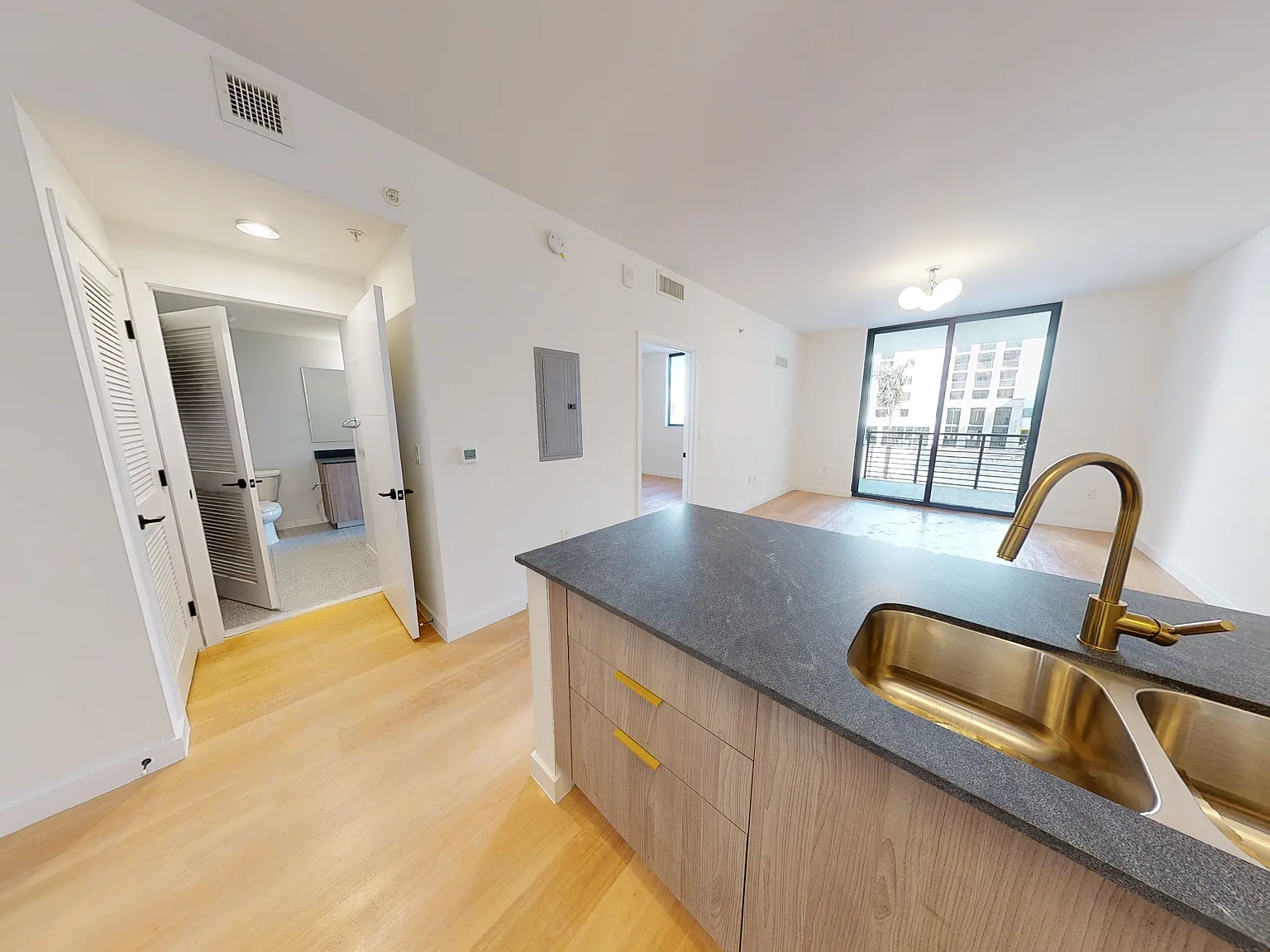 1 bed, 670 sqft, $2,099 — Photo 3