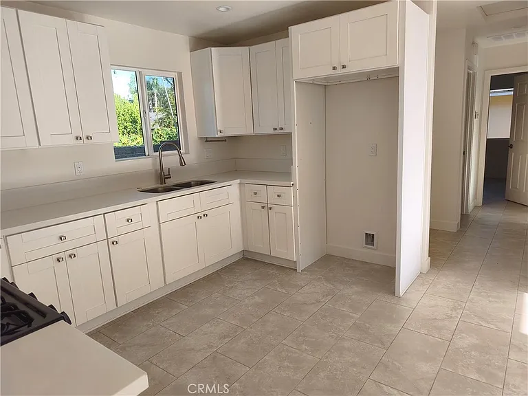 779 E Phillips Blvd — Photo 2