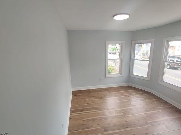 4th image of 303 William St #1