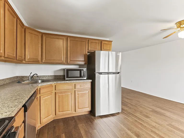 1615 Wycliffe Ave — Photo 2