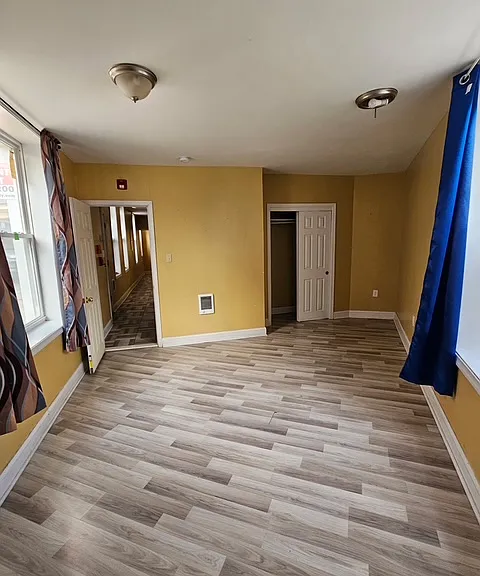 240-42 W Glenwood Ave #1 — Photo 2