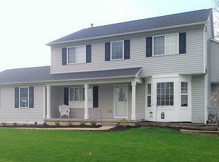 999 Waters Edge Ln, Fenton, MI 48430