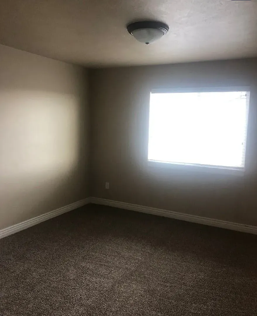 Charming 3 Bed 1.5 Bath Townhome in Rexburg! — Photo 4