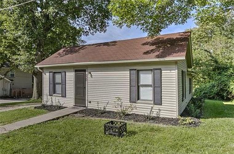 House faces East to Ridge Avenue