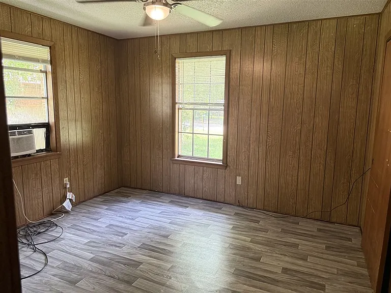 2113 Meadowview Cir — Photo 15