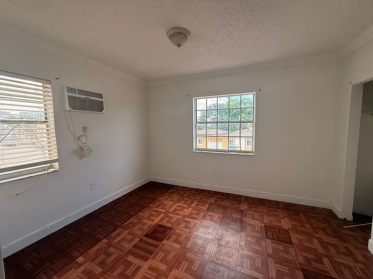 1043 NW 2nd St #8 — Photo 15