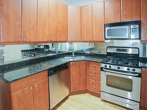 2nd image of 622 1/2 W Roscoe St #3B