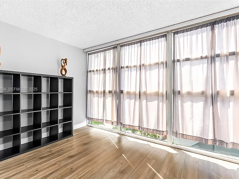 400 Leslie Dr #305 — Photo 9
