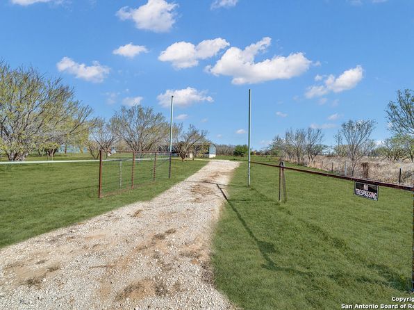 103 County Road 2667, Moore, TX 78057