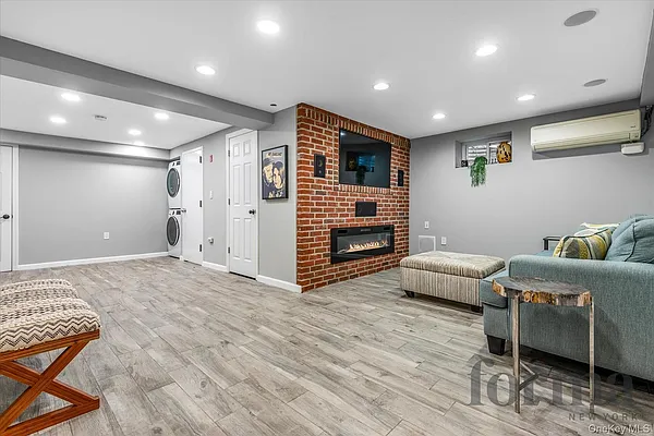 Sold by Forma New York LLC | media 25
