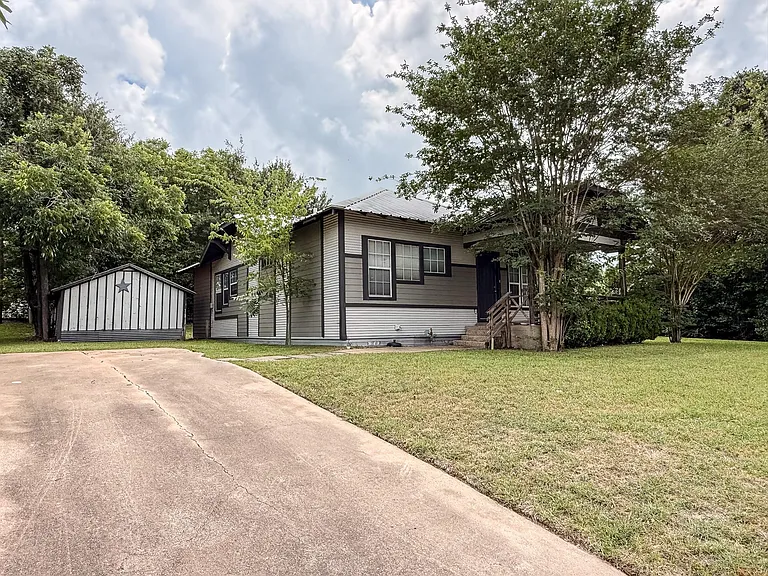 209 Joseph St — Photo 14