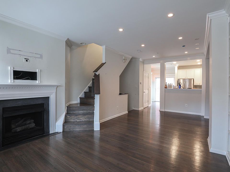 1st floor -- Living room/Dining room