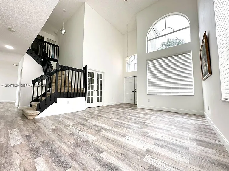7647 Rockport Cir — Photo 2