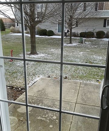 5th image of 299 Robin Glen Ln