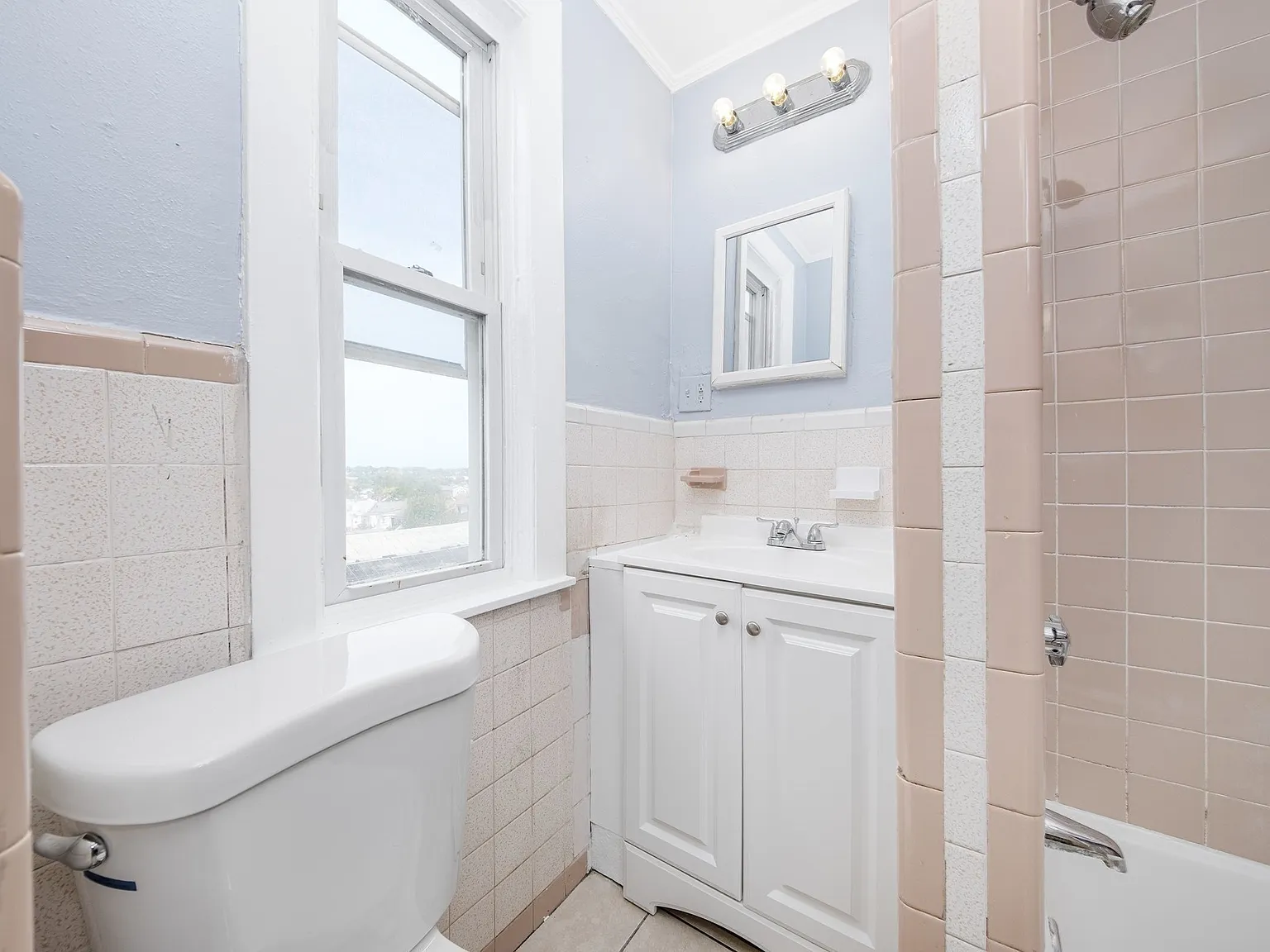 2 bed, 1.0 bath, 900 sqft, $2,350 — Photo 2