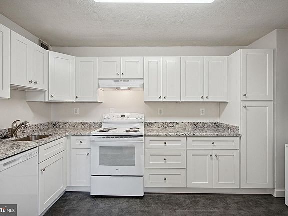 3rd image of 307 Yoakum Pkwy #3-1115