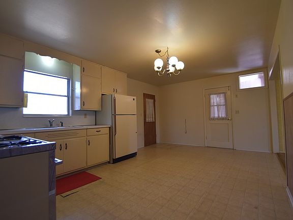 4th image of 802 N Pecan St