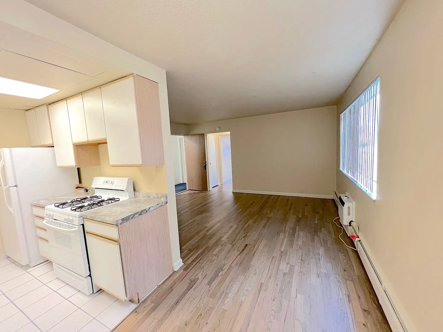 Dahlia Apartments in Hale neighborhood — Photo 2