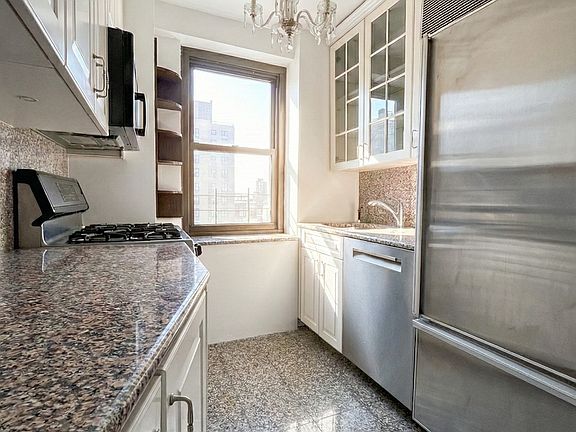 4th image of 135 E 54th St APT 4E